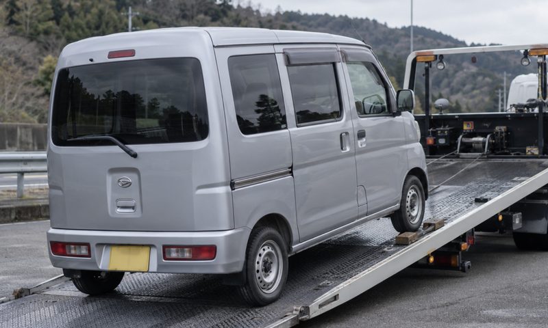 積載車に載せられた軽バン